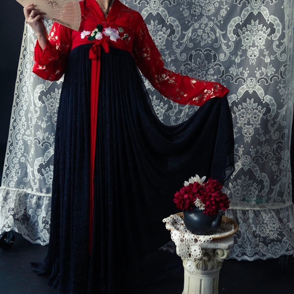Women's Hanfu Ancient Dress Chinese Traditional
Costumes - Picture 1 of 5